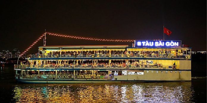 Trải nghiệm ăn tối trên tàu sông Sài Gòn cực kì lãng mạn