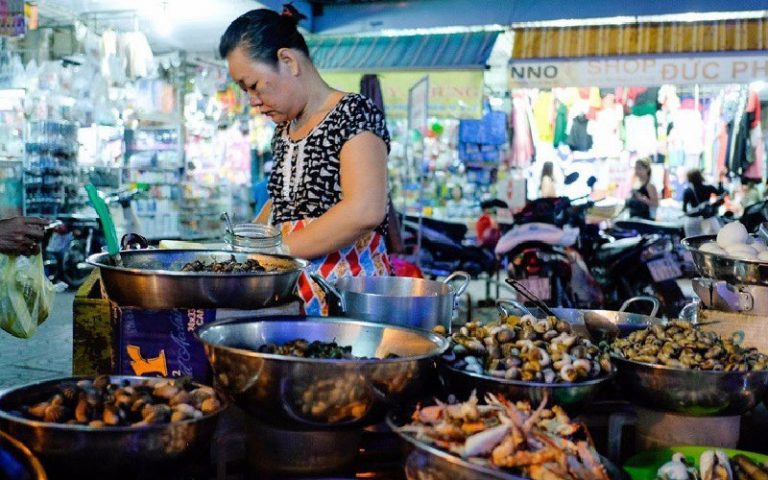 #10 Địa điểm ăn vặt “Xuyên Đêm” đông đúc ở Sài Gòn